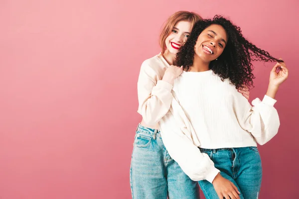 Dos Jóvenes Hermosas Sonrientes Hipster Internacional Hembra Ropa Vaqueros Verano —  Fotos de Stock