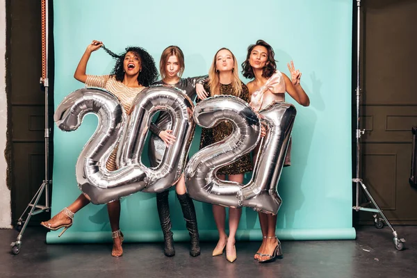 Belle Donne Che Celebrano Nuovo Anno Felice Splendida Donna Eleganti — Foto Stock