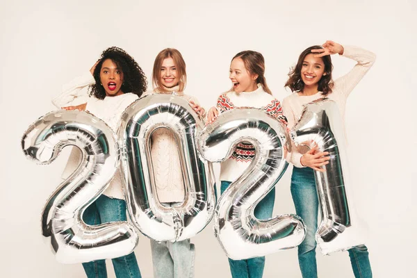 Cuatro Hermosas Mujeres Celebrando Año Nuevo Mujer Feliz Suéteres Blancos — Foto de Stock