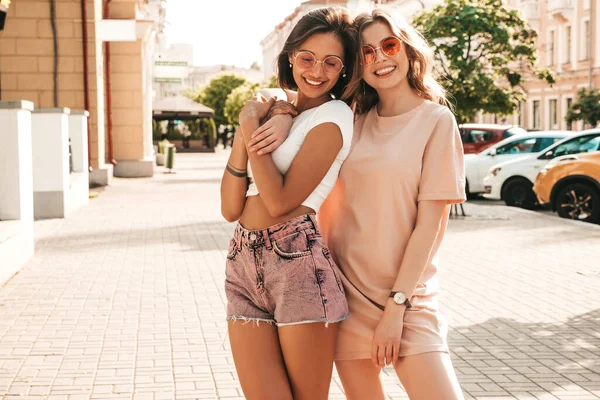 Dois Jovens Bonita Sorridente Hipster Fêmea Moda Roupas Verão Sexy — Fotografia de Stock
