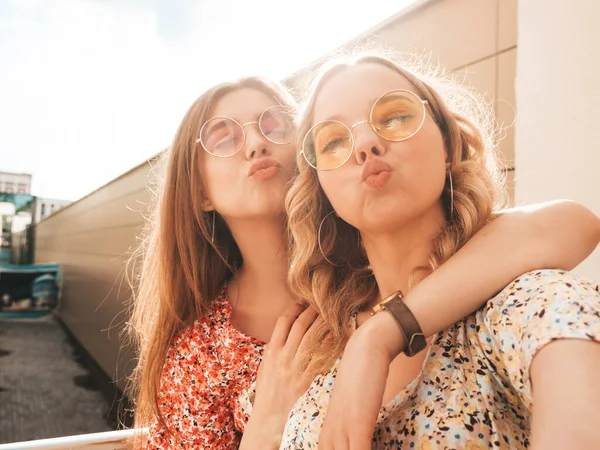 Dvě Mladé Krásné Usmívající Hipster Žena Módní Letní Sundress Sexy — Stock fotografie