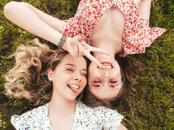 Dois Jovens Bela Fêmea Hipster Sorridente Moda Verão Vestido Verão — Fotografia de Stock
