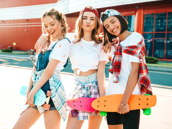 Drei Junge Lächelnde Schöne Frauen Mit Bunten Penny Skateboards Frauen — Stockfoto