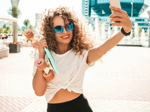 Jeune Belle Femme Hipster Souriante Sexy Avec Des Boucles Afro — Photo