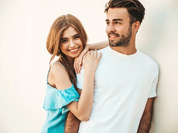 Retrato Mulher Bonita Sorridente Seu Namorado Bonito Modelo Vestido Casual — Fotografia de Stock