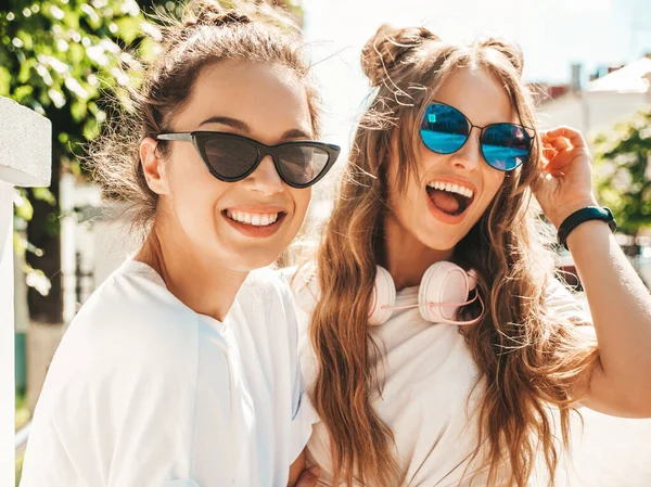 Retrato Dois Jovens Bonita Sorridente Hipster Fêmea Moda Verão Branco — Fotografia de Stock