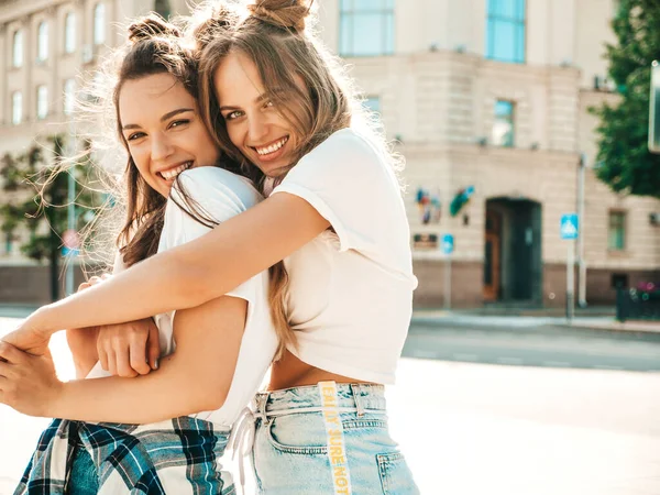 Retrato Dos Jóvenes Hermosas Mujeres Hipster Sonrientes Ropa Camisetas Blancas —  Fotos de Stock