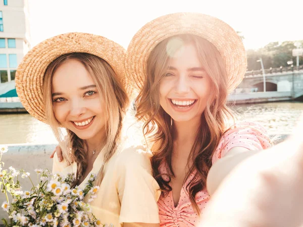 Dois Jovens Bela Fêmea Hipster Sorridente Moda Verão Vestido Verão — Fotografia de Stock