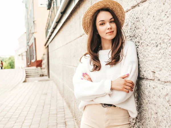 Retrato Belo Modelo Bonito Sorridente Mulher Vestida Com Suéter Chapéu — Fotografia de Stock