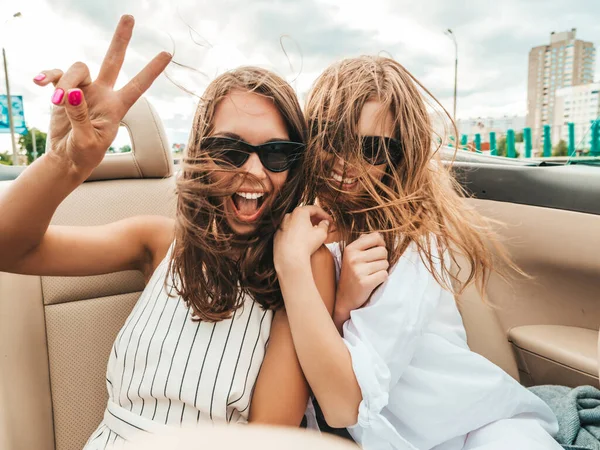 Retrato Dos Jóvenes Hermosas Sonrientes Hembras Hipster Coche Descapotable Sexy —  Fotos de Stock