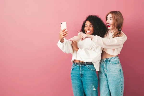Zwei Junge Schön Lächelnde Internationale Hipsterinnen Trendigen Sommer Jeans Klamotten — Stockfoto