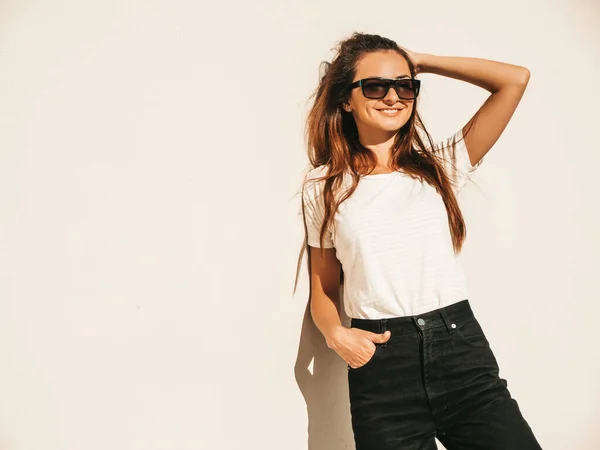 Porträtt Vacker Leende Modell Solglasögon Kvinna Klädd Sommar Hipster Vit — Stockfoto