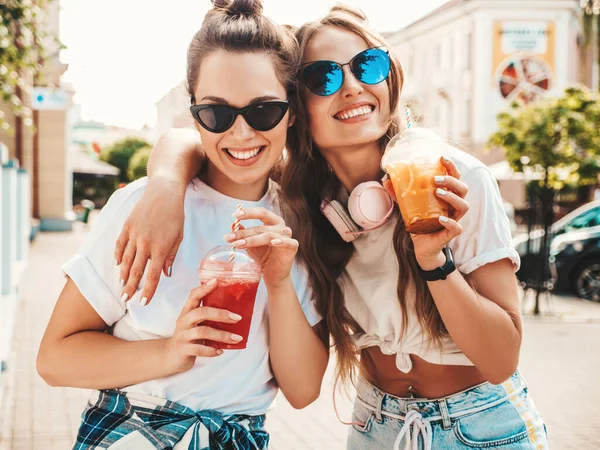 Två Unga Vackra Leende Hipster Kvinna Trendiga Sommarkläder Obekymrade Kvinnor — Stockfoto