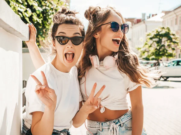 Porträt Von Zwei Jungen Schönen Lächelnden Hipsterinnen Trendigen Sommerlichen Weißen — Stockfoto