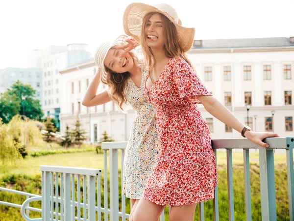 Duas Mulheres Jovens Bonitas Sorridentes Hipster Moda Verão Sundress Sexy — Fotografia de Stock