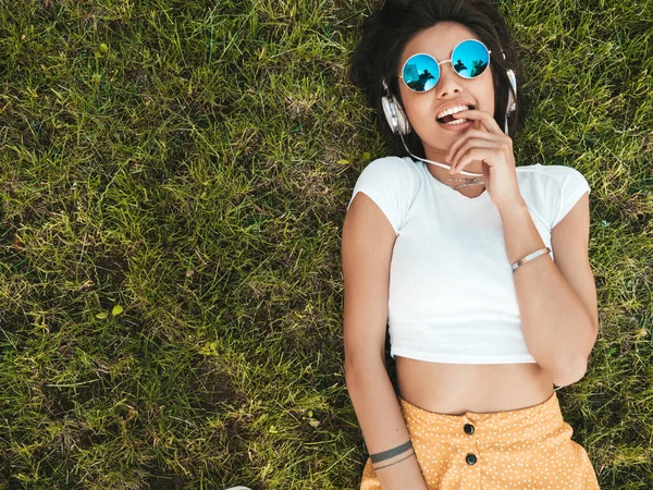 Moda Portret Młodej Stylowej Hipsterki Leżącej Trawie Parku Kobieta Nosi — Zdjęcie stockowe