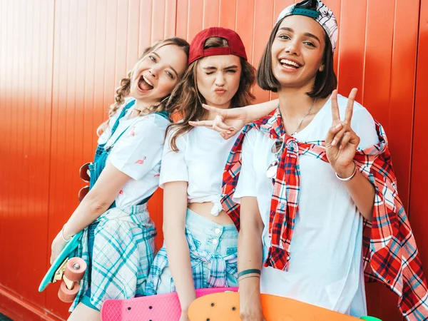 Três Jovens Sorrindo Bela Fêmea Com Skateboards Women Penny Colorido — Fotografia de Stock