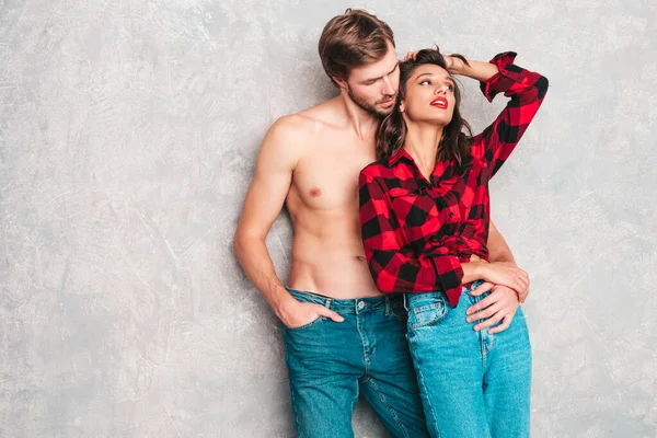 Hot Beautiful Woman Her Handsome Boyfriend Models Posing Gray Wall — Stock Photo, Image