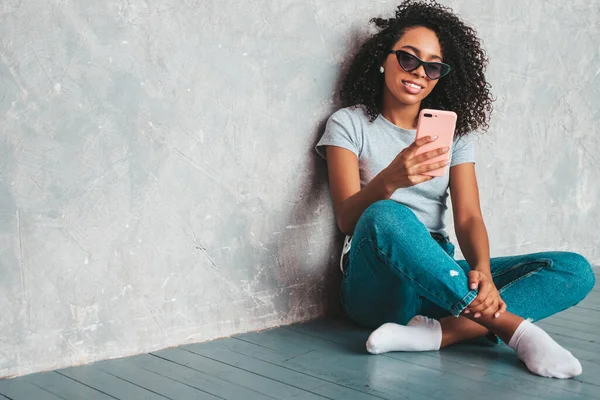 Bella Donna Nera Con Riccioli Afro Acconciatura Modello Jeans Bianchi — Foto Stock