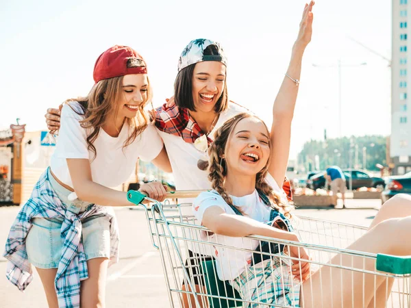 Trois Jeunes Belles Femmes Amusent Dans Chariot Épicerie Sous Supermarché — Photo