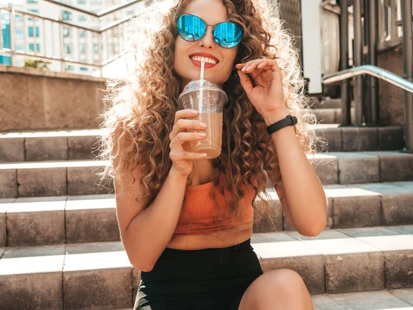 Ung Vacker Leende Hipster Kvinna Med Afro Lockar Frisyr Kvinna — Stockfoto