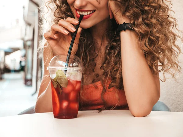 Junge Schöne Lächelnde Hipsterfrau Mit Afro Locken Frisur Frau Sommerlicher — Stockfoto