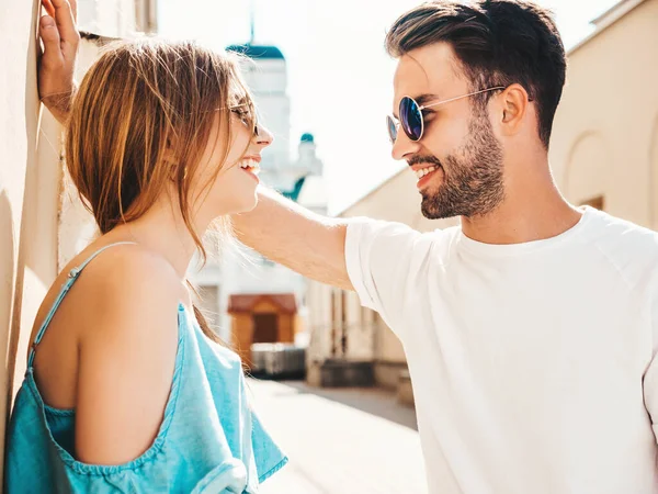 Sorrindo Mulher Bonita Seu Namorado Bonito Mulher Vestido Casual Jeans — Fotografia de Stock