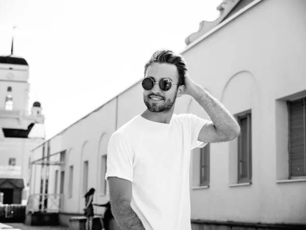 Porträtt Stilig Säker Snygg Hipster Lambersexuell Modell Man Klädd Vit — Stockfoto