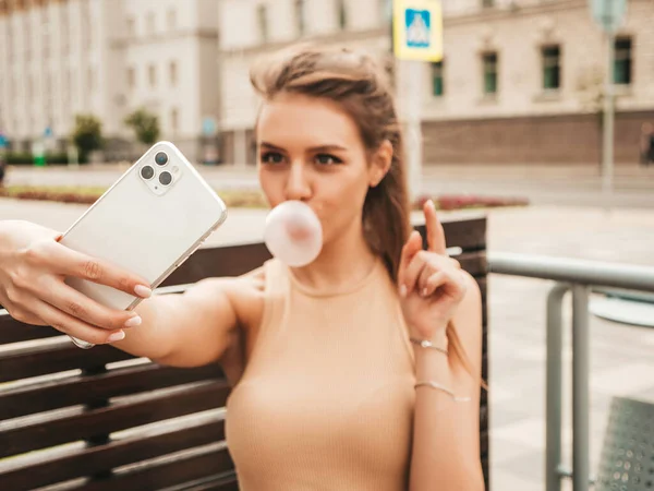 Porträtt Ung Lekfull Hipster Kvinna Modell Blåser Bubbla Med Tuggummi — Stockfoto