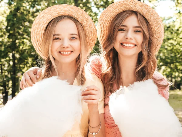 Zwei Junge Schöne Lächelnde Hipsterfrauen Trendigen Sommeranzügen Unbekümmerte Frauen Auf — Stockfoto