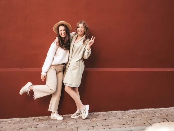 Two Young Beautiful Smiling Hipster Female Trendy White Sweater Coat — Stock Photo, Image