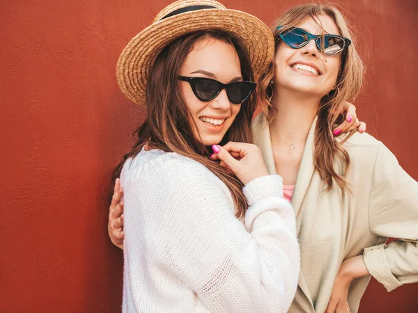 Dois Jovens Bela Fêmea Hipster Sorridente Camisola Branca Moda Casaco — Fotografia de Stock