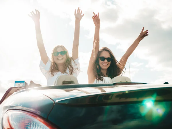 Porträtt Två Unga Vackra Och Leende Hipster Hona Cabriolet Bil — Stockfoto