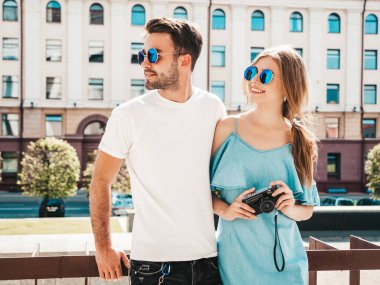 Gülümseyen güzel bir kadın ve yakışıklı erkek arkadaşı. Günlük kotlu bir kadın. Neşeli bir aile. Eğlenen bir kadın.