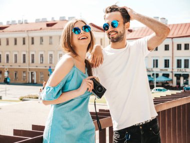 Gülümseyen güzel bir kadın ve yakışıklı erkek arkadaşı. Günlük kotlu bir kadın. Neşeli bir aile. Eğlenen bir kadın.