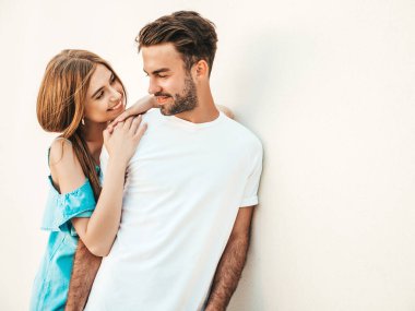 Gülümseyen güzel bir kadın ve yakışıklı erkek arkadaşının portresi. Günlük kot pantolon giymiş bir kadın. Mutlu, neşeli bir aile. Kadın eğleniyor. Güneş gözlüklü bir çift sokakta poz veriyor.