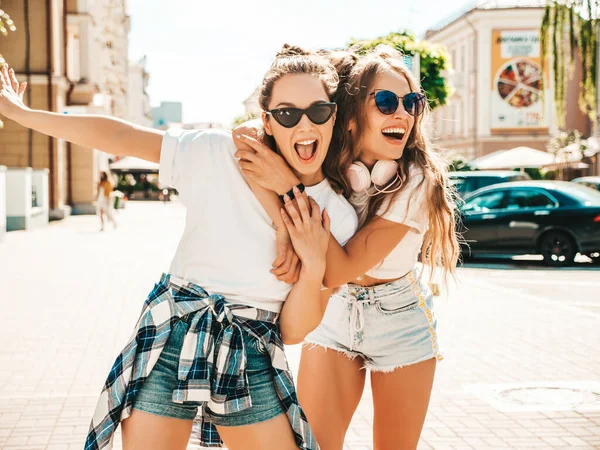 Portret Dwóch Młodych Pięknych Uśmiechniętych Hipsterek Modnych Letnich Białych Shirtach — Zdjęcie stockowe