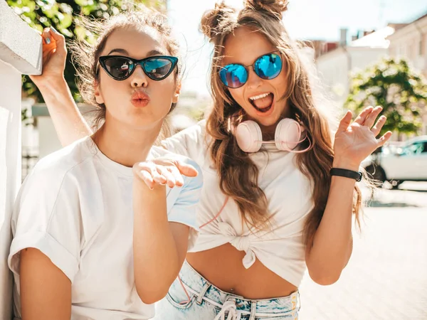 Portrait Deux Jeunes Belles Femmes Hipster Souriantes Shirt Blanc Été — Photo