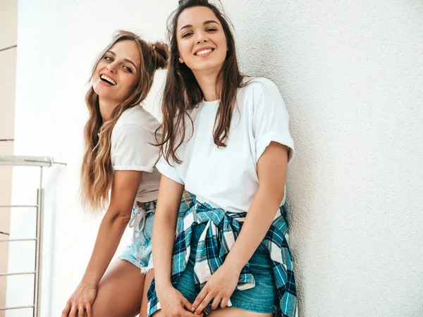 Retrato Dois Jovens Bonita Sorridente Hipster Fêmea Moda Verão Branco — Fotografia de Stock