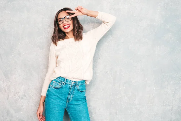 Joven Hermosa Mujer Sonriente Mujer Moda Ropa Casual Vaqueros Verano —  Fotos de Stock