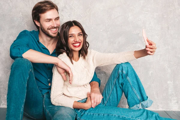 Sorrindo Mulher Bonita Seu Namorado Bonito Feliz Família Alegre Sentado — Fotografia de Stock