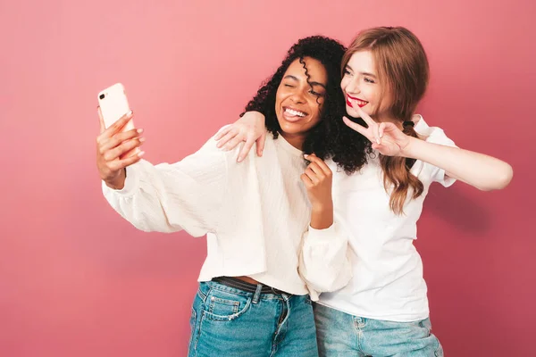 Zwei Junge Schön Lächelnde Internationale Hipsterinnen Trendigen Sommer Jeans Klamotten — Stockfoto