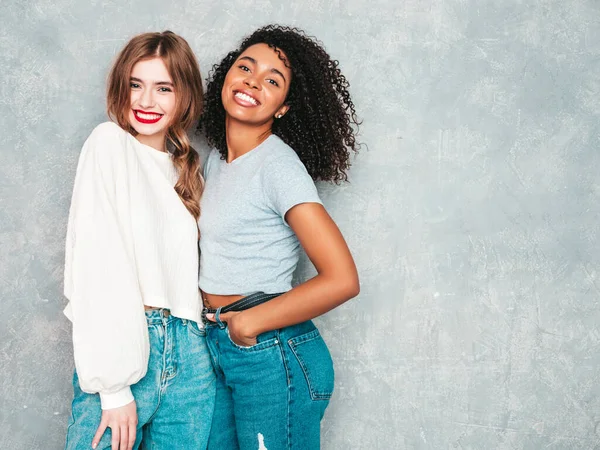 Deux Jeunes Belles Femmes Hipster Internationales Souriantes Jeans Tendance Été — Photo