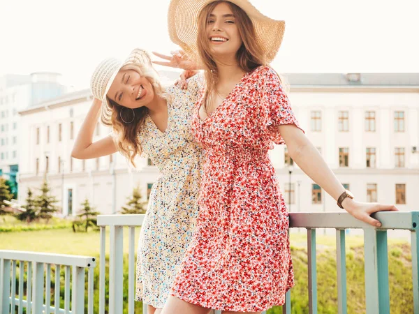 Deux Jeunes Belles Femmes Hipster Souriantes Robe Soleil Été Femmes — Photo