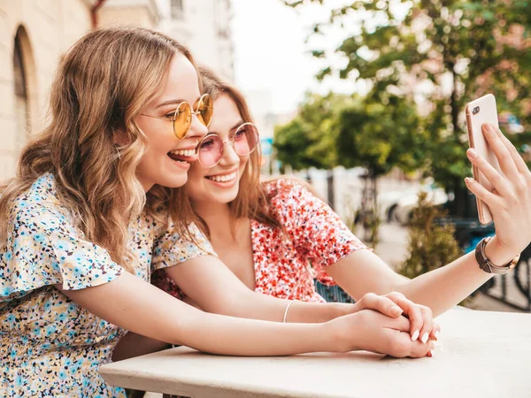 Deux Jeunes Belles Femmes Hipster Souriantes Dans Une Robe Soleil — Photo