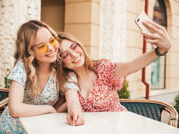 Två Unga Vackra Leende Hipster Hona Trendiga Sommarvardagar Bekymmerslösa Kvinnor — Stockfoto