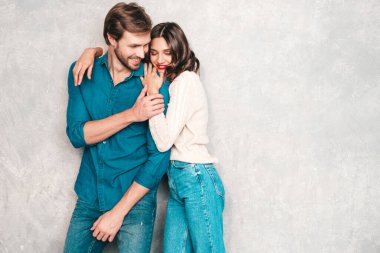 Kırmızı dudaklı ve yakışıklı erkek arkadaşı olan güzel bir kadının portresi. Gray Wall.Sevgililer Günü 'nün yanındaki stüdyoda poz veren neşeli aile. Mankenler sarılıyor. Aşk kavramı