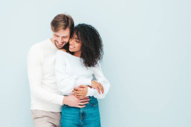 Gülümseyen güzel kadın ve yakışıklı erkek arkadaşı. Mutlu çok ırklı aile, gri arka planda hassas anlar yaşıyor. Çok ırklı modeller sarılıyor. Birbirimizi kucaklıyoruz. Aşk konsepti.