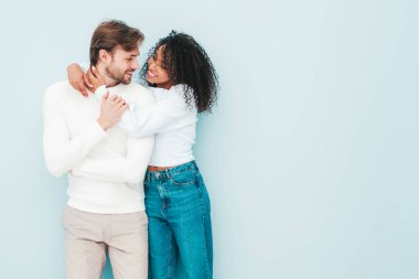 Gülümseyen güzel kadın ve yakışıklı erkek arkadaşı. Mutlu çok ırklı aile, gri arka planda hassas anlar yaşıyor. Çok ırklı modeller sarılıyor. Birbirimizi kucaklıyoruz. Aşk konsepti.