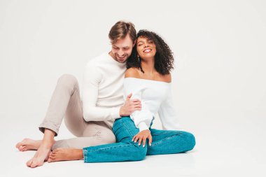 Gülümseyen güzel kadın ve yakışıklı erkek arkadaşı. Mutlu çok ırklı aile, gri arka planda hassas anlar yaşıyor. Çok ırklı modeller sarılıyor. Birbirlerine sarılıyorlar. Selfie çekiyorlar.